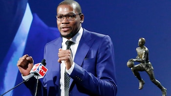 La historia del MVP y la opinión de estrellas como Shaquille O’Neal y Charles Barkley suman nuevas perspectivas al debate sobre reconocimientos en la NBA (AP)