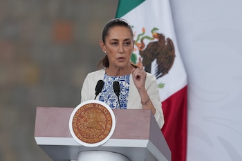 La presidenta mexicana Claudia Sheinbaum habla durante una reunión con líderes empresariales el lunes 4 de mayo de 2026, en Ciudad de México. (AP Foto/Fernando Llano)