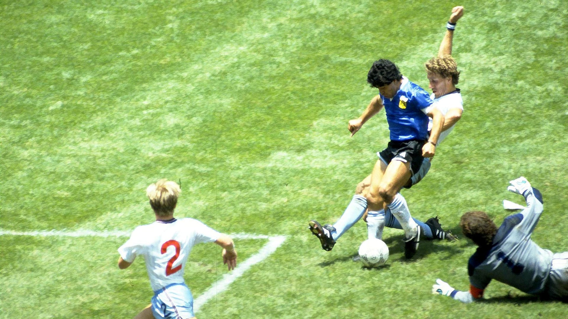 Diego Maradona elude a Peter Shilton y marca el