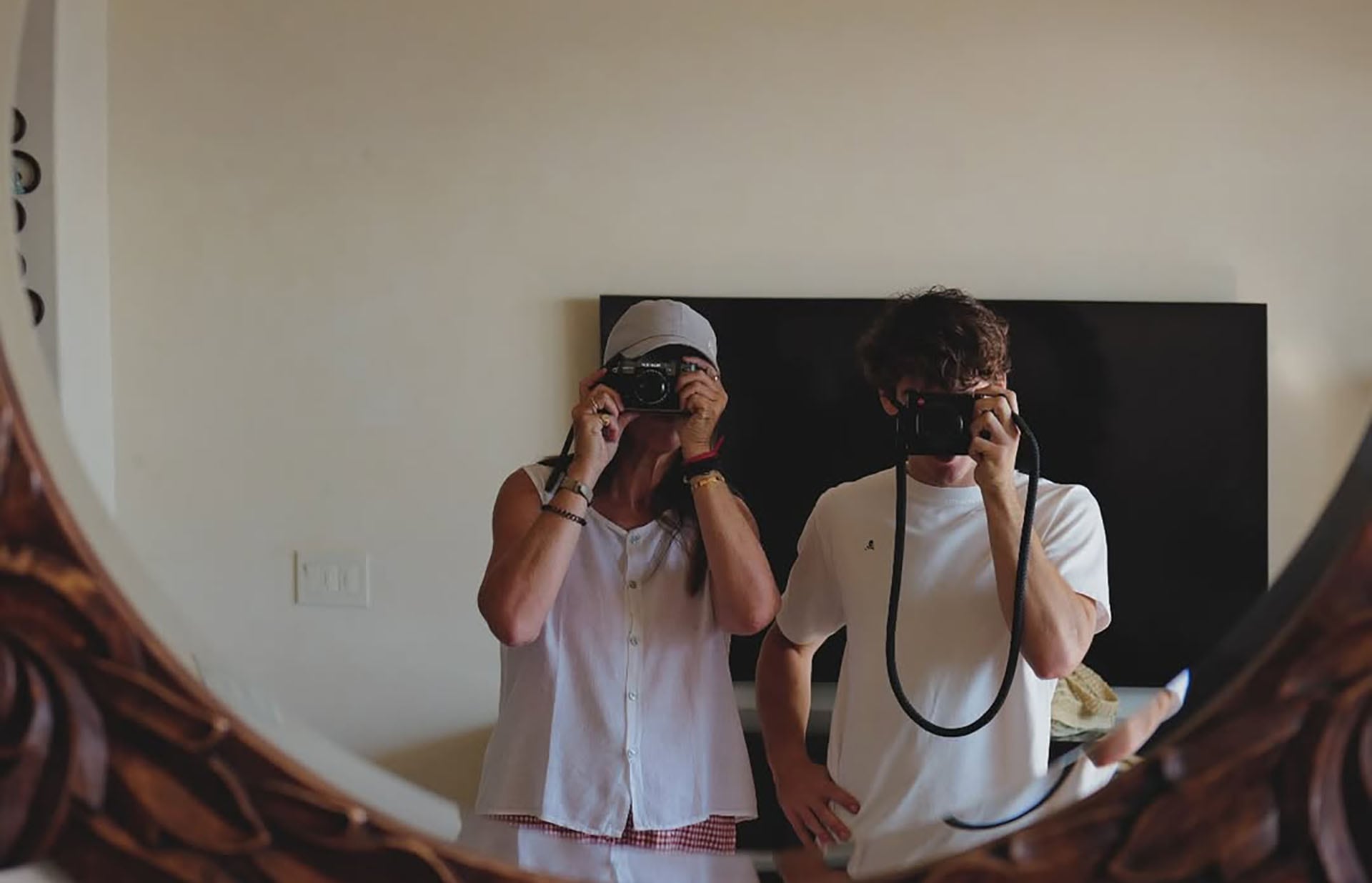 María y Franco probando las cámaras (@mariacatarineu)