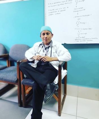 Desde la mitad de la carrera, Ricky realizó prácticas prehospitalarias en centros de salud rurales. Foto cortesía.-