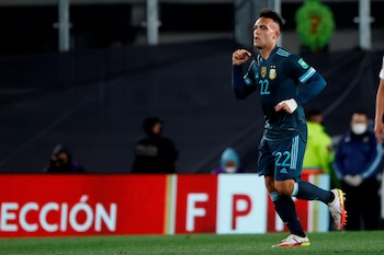 Lautaro Martínez de Argentina celebra