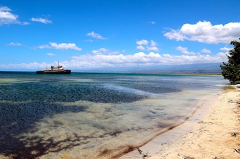 Una vieja embarcación flota en