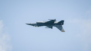 Un avión de combate F-16