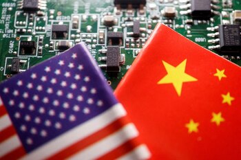 FOTO DE ARCHIVO. Imagen de ilustración de banderas de China y Estados Unidos junto a una placa de circuito impreso con chips semiconductores. 17 de febrero de 2023. REUTERS/Florence Lo