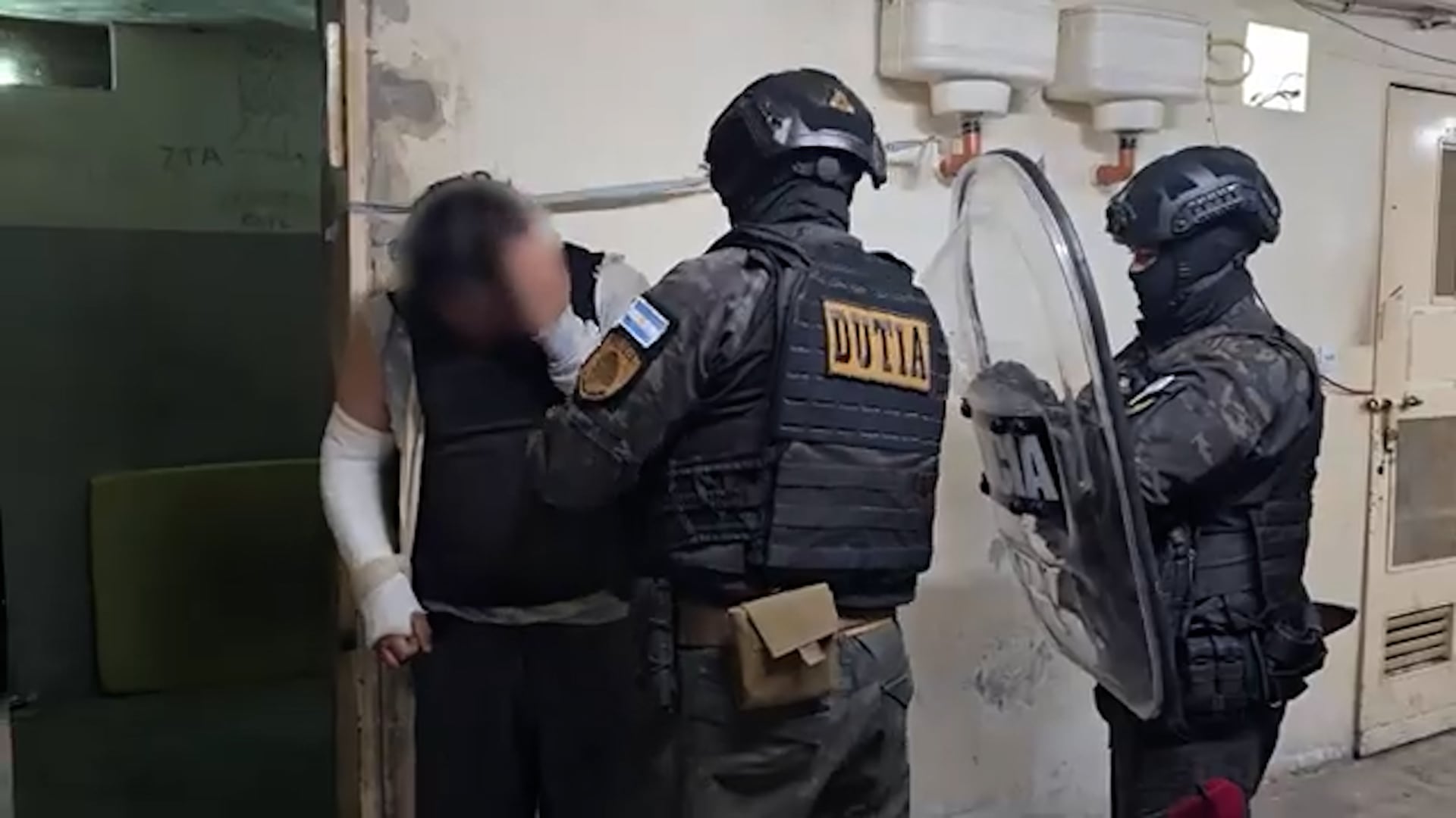 El delincuente herido recibió el alta médica y permanece detenido.