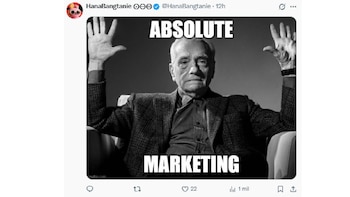 Hombre mayor en blanco y negro sentado con los brazos levantados, palmas hacia afuera, texto 'ABSOLUTE' arriba y 'MARKETING' abajo