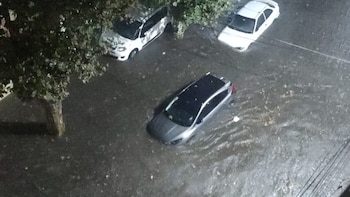 Reportaron avenidas inundadas y destrozos en casas tras el paso de un intenso temporal en el AMBA