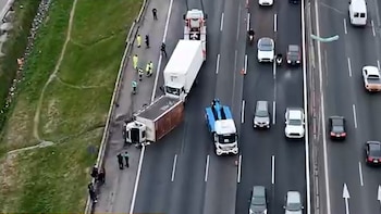 Chocaron dos camiones en la Panamericana: un chofer herido y graves demoras en el tránsito