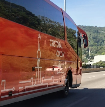 Autobuses Cristóbal Colón admite animales de asistencia y apoyo emocional si los viajeros presentan la documentación y cumplen las normas sanitarias./ (Cortesía Autobuses Cristóbal Colón)