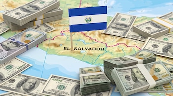 Mapa de El Salvador con una bandera del país, rodeado de fajos y billetes sueltos de cien dólares estadounidenses.