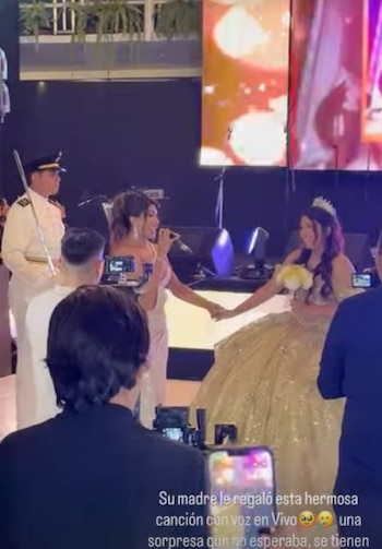 Karen Dejo sorprendió a su hija en sus 15 años con un regalo especial y le dedicó una canción en vivo. Captura: IG @karendejoy.