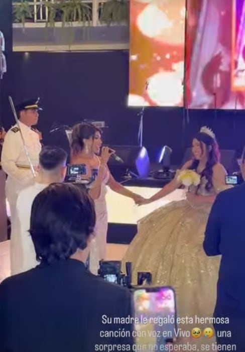 Karen Dejo sorprendió a su hija en sus 15 años con un regalo especial y le dedicó una canción en vivo. Captura: IG @karendejoy.