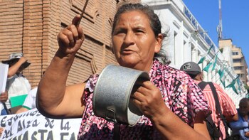 Una mujer golpea una cacerola