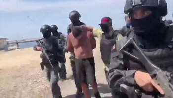 Soldados venezolanos encapuchados sacan a un sospechoso de un helicóptero tras una supuesta "incursión mercenaria" en un lugar no revelado, según imágenes de video de la televisión estatal, 4 mayo 2020. TE DEL GOBIERNO VENEZOLANO/entrega vía Reuters TV,