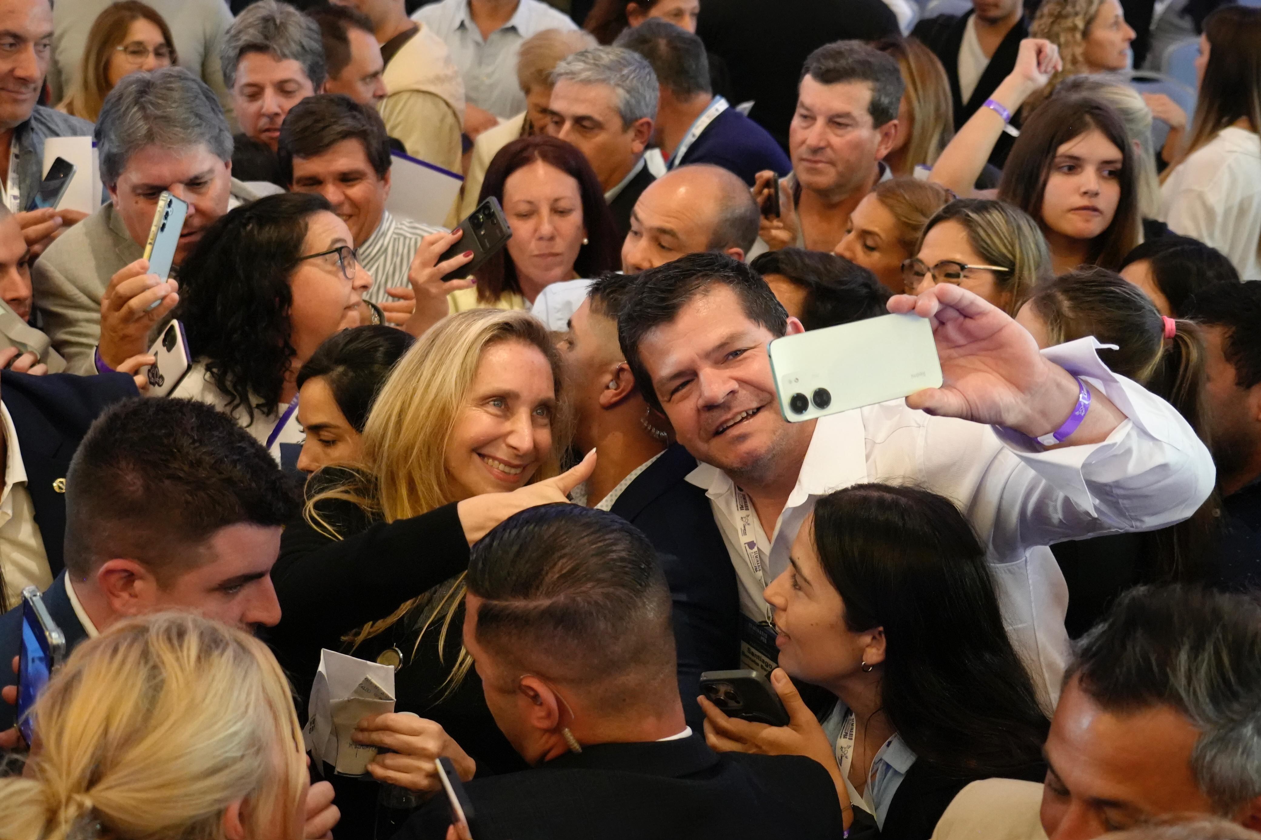 La funcionaria se fotografió con varios de los dirigentes libertarios