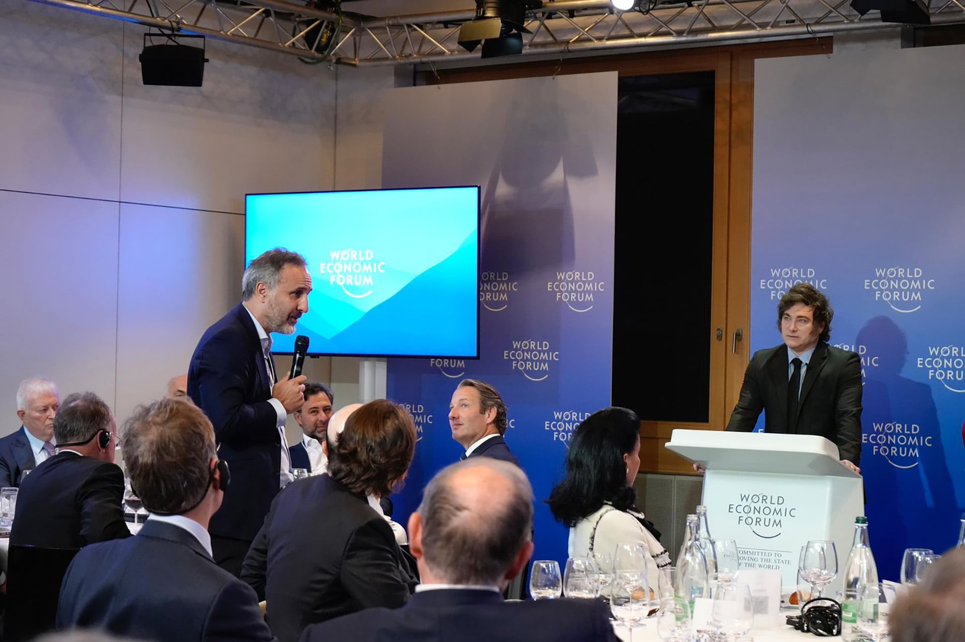 Javier Milei escucha la pregunta de un empresario durante su participación en el “Country Strategy Dialogue on Argentina” de 2025, (Davos, Suiza)