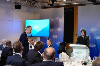 Javier Milei escucha la pregunta