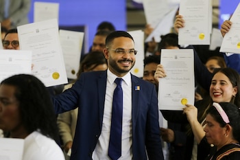 Betserai Richards, diputado que propuso la extensión de horarios en los centros de salud. EFE/ Carlos Lemos