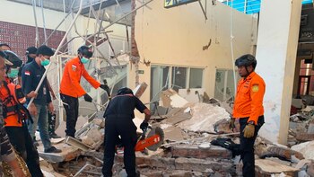 Aumentan a 72 los muertos por el terremoto del sábado en Indonesia