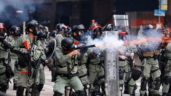 La policía dispara gases lacrimógenos