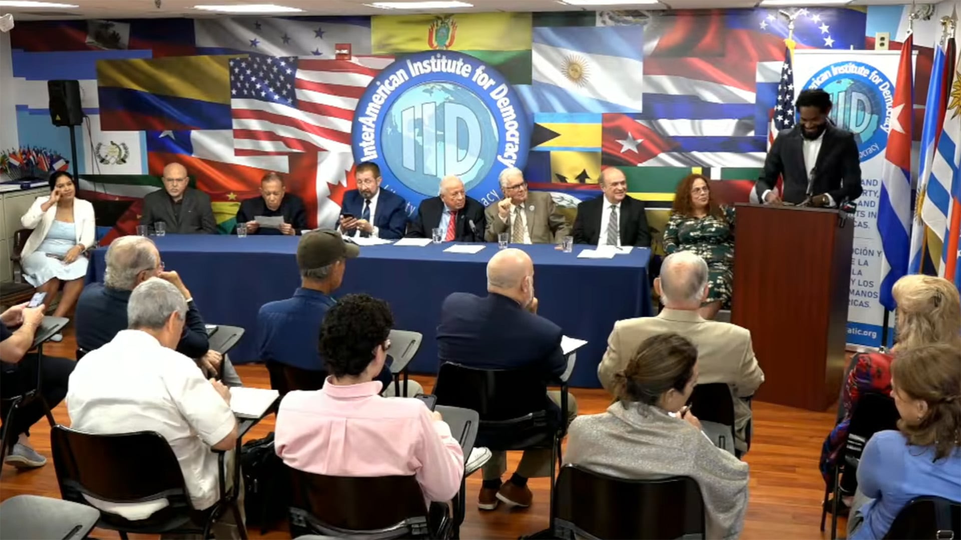 Expertos y activistas participaron en un debate profundo sobre la situación política y social de Cuba