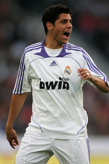 Primer plano del futbolista Kaká con la camiseta blanca y morada del Real Madrid, con expresión intensa y la boca abierta en el campo