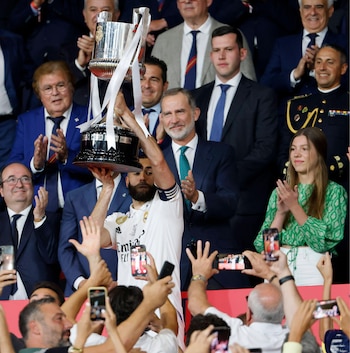 Karim Benzema recoge la Copa del Rey de manos del rey Felipe VI y la infanta Sofía en el estadio de La Cartuja, Sevilla, el 6 de mayo de 2023.