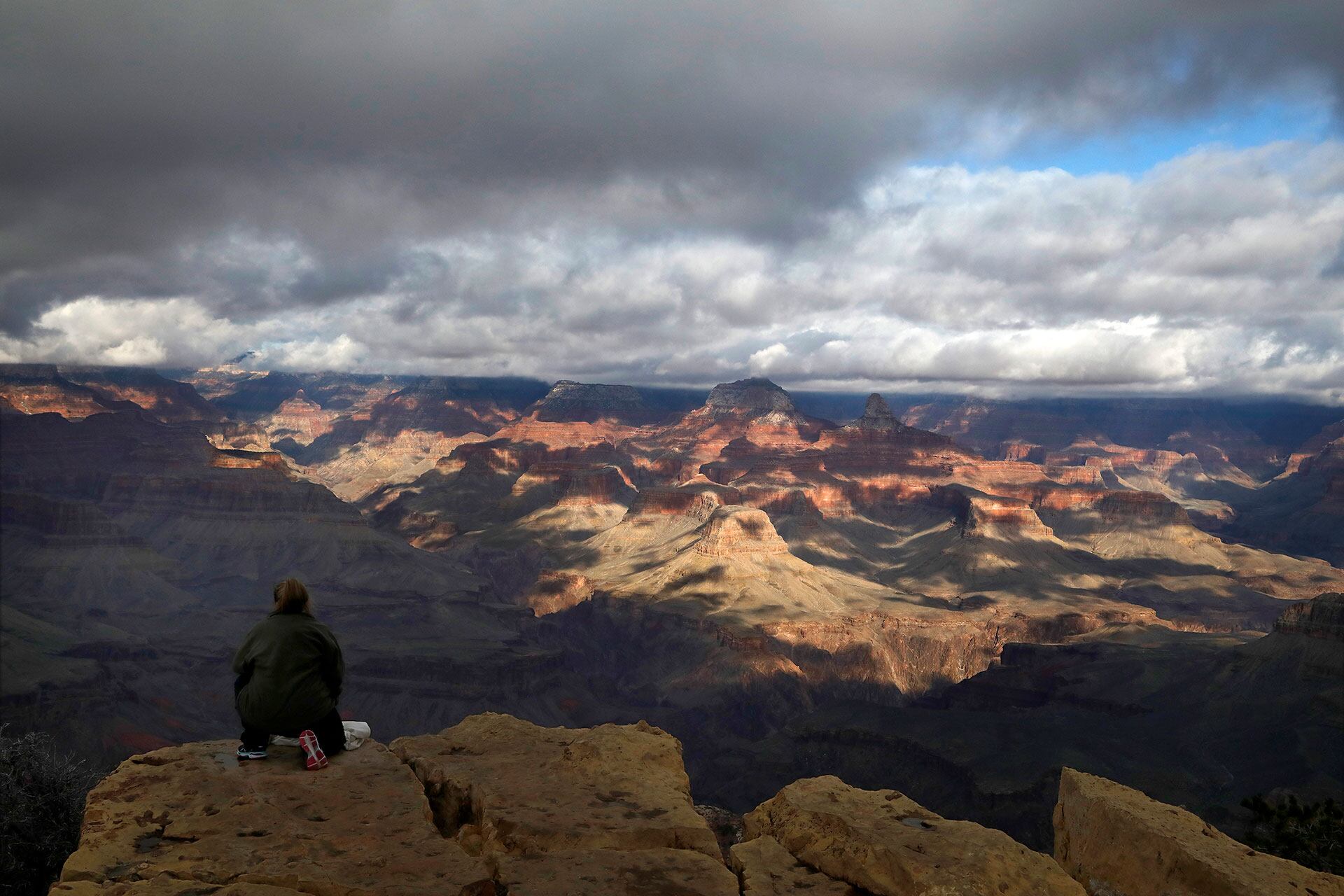 El Gran Cañón recorre 446 kilómetros en Arizona, mostrando capas de roca que documentan cerca de dos mil millones de años de historia geológica (AFP)