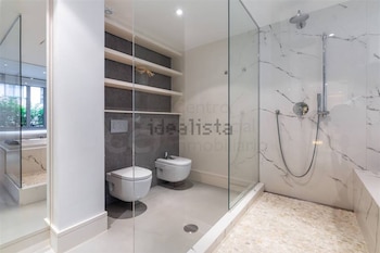 Imagen del baño del piso de Cristina Pedroche y Dabiz Muñoz. (Idealista)
