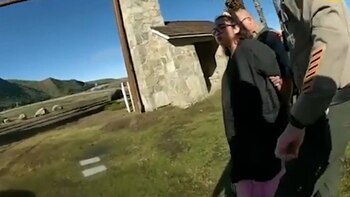 Detienen a mujer por retirar