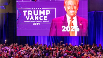 Kamala Harris felicita en una