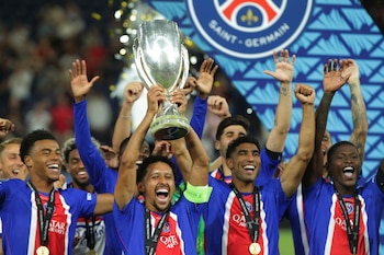 Los jugadores del PSG alzan el trofeo de la Supercopa de la UEFA tras vencer a Aston Villa, el miércoles 12 de agosto de 2026, en Salzburgo, Austria. (AP Foto/Heinz-Peter Bader)