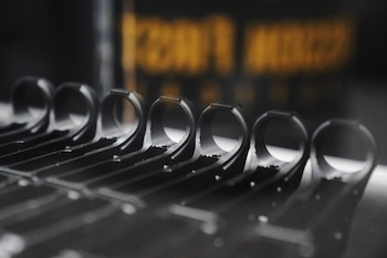 El ejército de Estados Unidos impulsa el M7 de 6.8 mm como relevo del AR-15 y del 5.56 mm, aunque la transición será larga por el peso del nuevo fusil y el ecosistema industrial existente (REUTERS/Bing Guan)