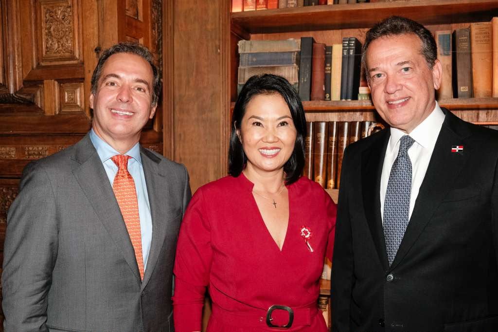 Carlos Díaz-Rosillo junto a Keiko Fujimori, actual presidenta de Perú, y Víctor Bisonó, ministro de Relaciones Exteriores de República Dominicana, en un encuentro. (Florida International University)