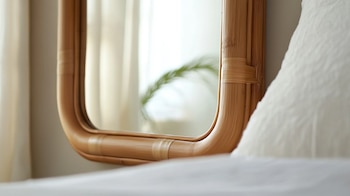 Interior decorado con bambú, integrando muebles y detalles naturales, reflejando sostenibilidad, minimalismo y un diseño cálido y acogedor - (Imagen Ilustrativa Infobae)