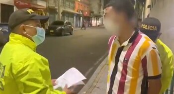 El sujeto señalado durante su orden de captura en el centro de Bucaramanga. Pantallazo / Policía Metropolitana de Bucaramanga.