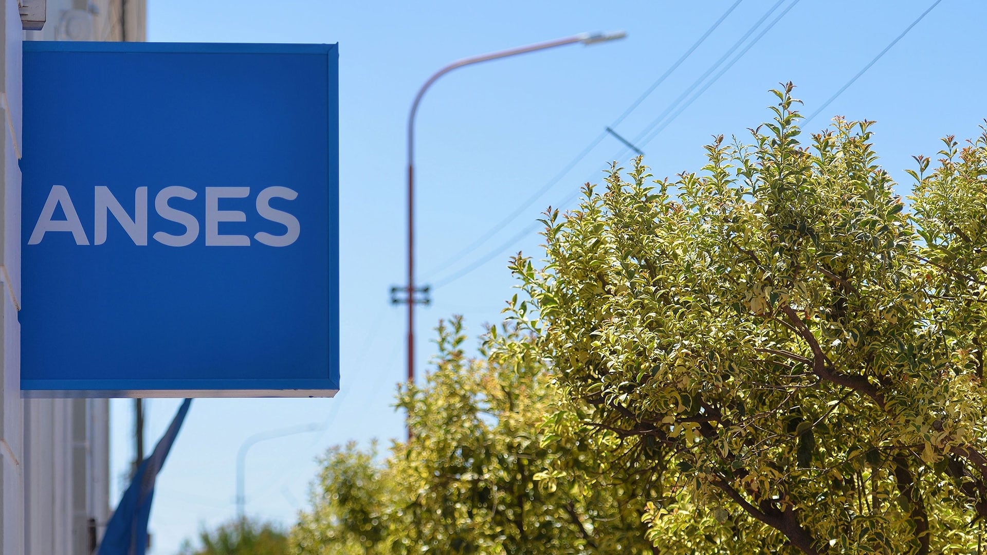 ANSES paga hoy a jubilados y beneficiarios con aumentos y bono para haberes mínimos
