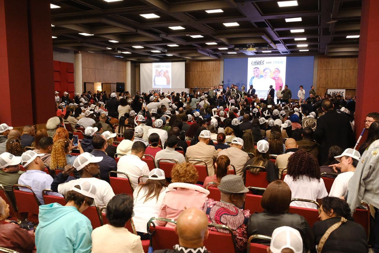 Asistentes del evento de adhesión política en el Hotel Tequendama, con presencia de líderes sociales, afrodescendientes e indígenas. - crédito @IvanCepedaCast/X