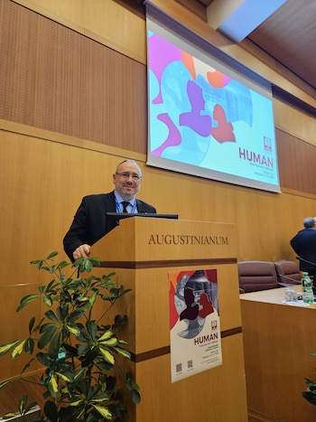 El autor estableció: "La alternativa