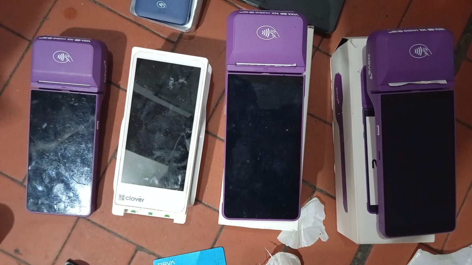 Durante el allanamiento a la habitación señalada como búnker de venta de drogas por los vecinos, se encontraron elementos de corte y fraccionamiento de sustancias, cuatro posnets, otro cuchillo y un walkie talkie