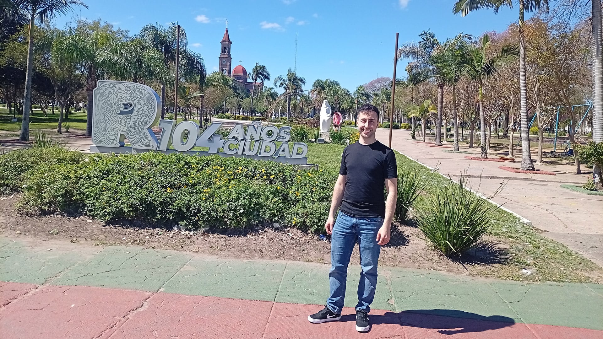 Camilo, en la plaza 25 de mayo, en su natal Reconquista, desde donde trabaja en modo remoto para una Alyc de Rosario y administra activos de personas de alta riqueza