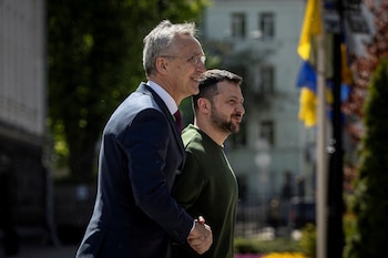 Stoltenberg junto a Zelensky en