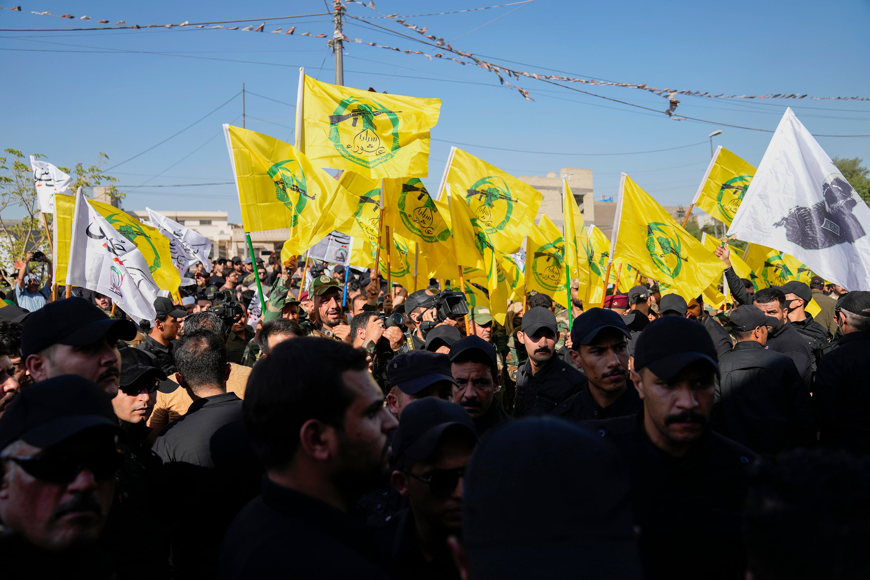Integrantes de las Fuerzas de Movilización Popular (FMP) participan en el funeral de combatientes de Hezbollah muertos en un ataque aéreo estadounidense en la provincia de Babil, al sur de Bagdad, Irak