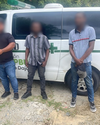 Los dos ciudadanos haitianos declararon que pagaron 9.000 pesos dominicanos para ser trasladados irregularmente en la ambulancia hasta otra región del país. (Cortesía: Dirección General de Migración)