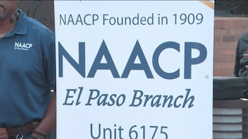 Un cartel blanco con el logotipo de la NAACP y el texto El Paso Branch junto a un hombre con una camisa azul