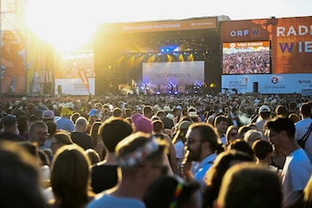 Donauinselfest en Viena ofrece tres días de conciertos gratuitos en una isla del Danubio, superando los dos millones de asistentes cada año (REUTERS/Elisabeth Mandl)