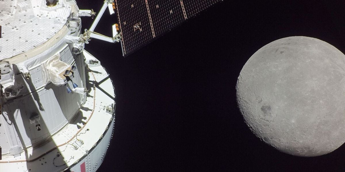 La misión Artemis I de la NASA validó los sistemas del cohete SLS y la nave Orion durante un viaje de más de 2,2 millones de kilómetros alrededor de la Luna (Wikimedia Commons)