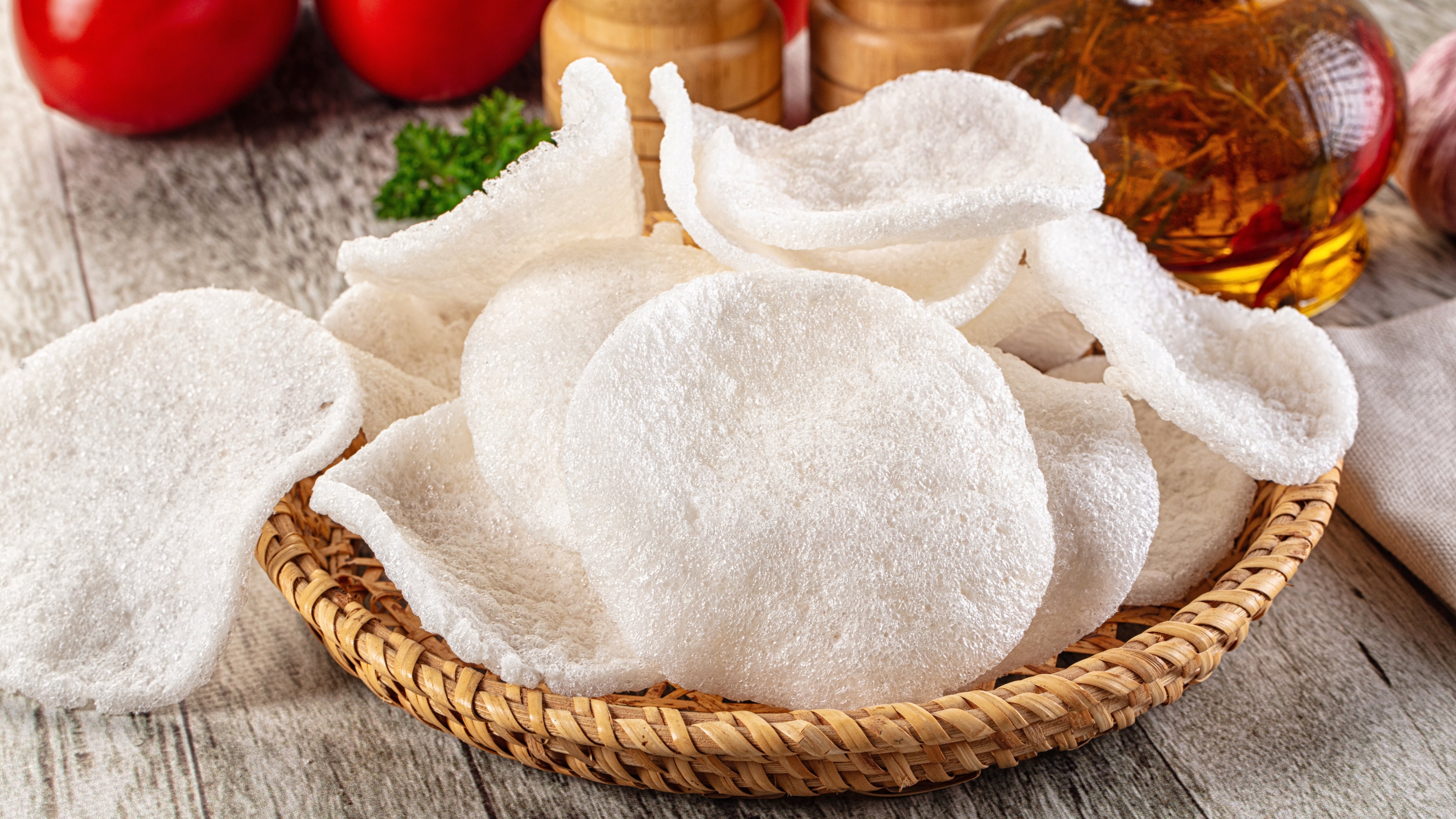 Keropok, pan de gambas tradicional chino. (Adobe Stock)