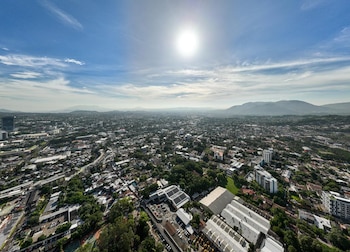 La infraestructura urbana de San Salvador absorbe y retiene el calor durante los días de temperaturas extremas que superan los 40°C (Foto cortesía @MedioAmbienteSV).